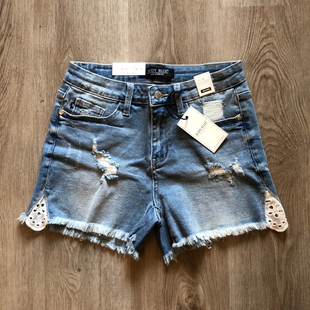 NWT Judy Blue Mila Mid Rise Crochet Detail Short